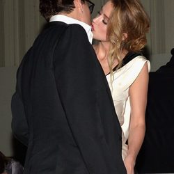 El beso de Johnny Depp y Amber Heard en la presentación de 'The Art of Elysium'