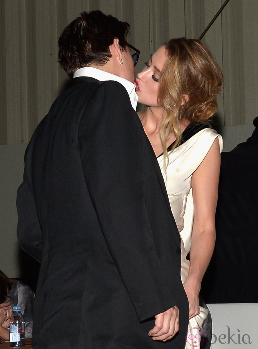 El beso de Johnny Depp y Amber Heard en la presentación de 'The Art of Elysium'