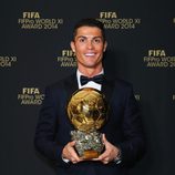 Cristiano Ronaldo posando con su Balón de Oro 2014