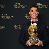 Cristiano Ronaldo posando con su Balón de Oro 2014