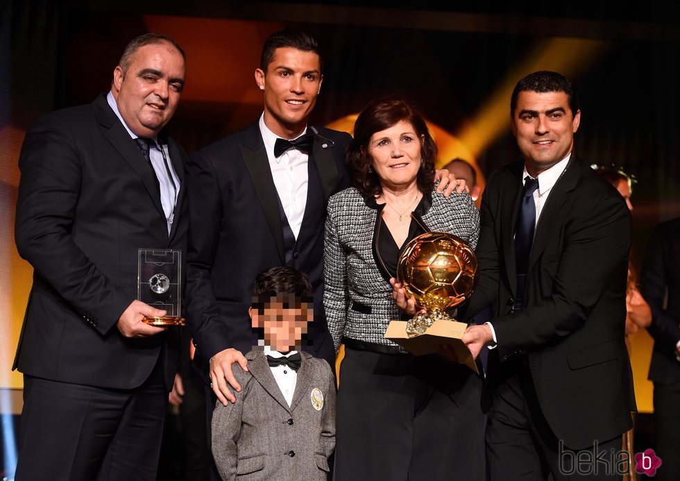 Cristiano Ronaldo posando con el Balón de Oro 2014 junto a su familia