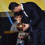 Cristiano Ronaldo con su hijo tras recoger el Balón de Oro 2014