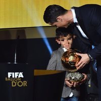 Cristiano Ronaldo con su hijo tras recoger el Balón de Oro 2014