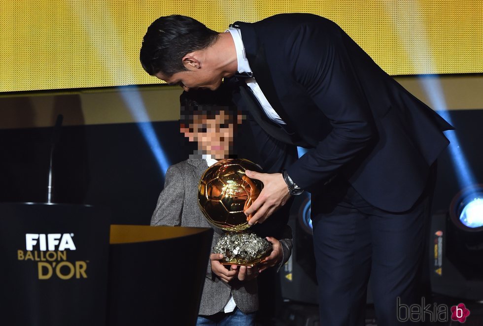 Cristiano Ronaldo con su hijo tras recoger el Balón de Oro 2014