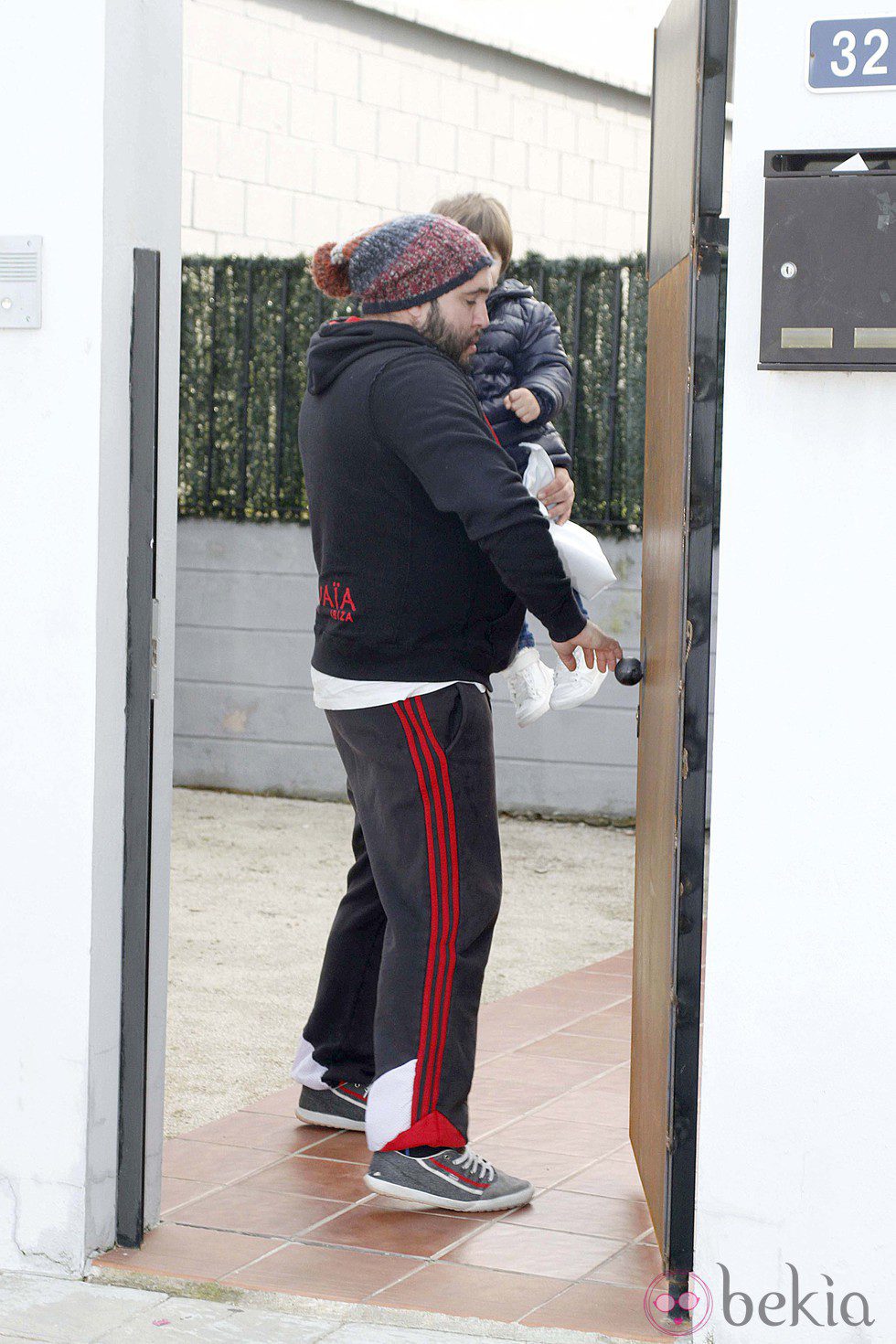 Kiko Rivera con su hijo Francisco saliendo de casa de Jessica Bueno