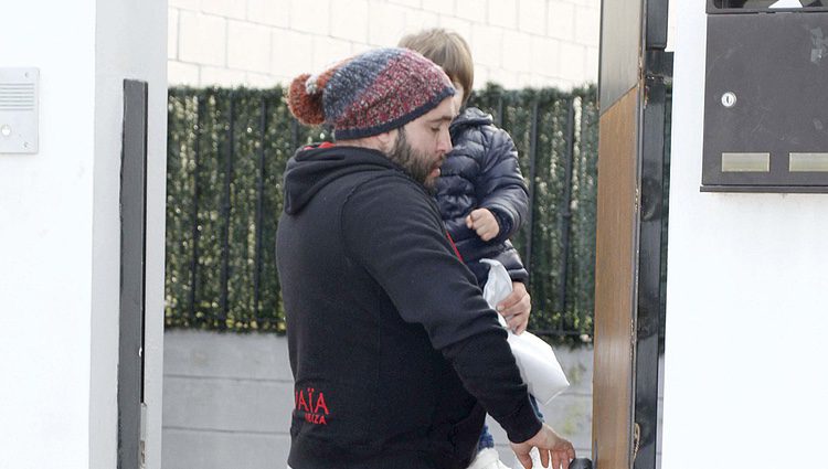 Kiko Rivera con su hijo Francisco saliendo de casa de Jessica Bueno