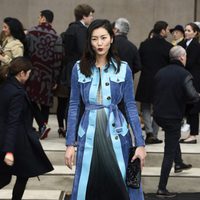 Liu Wen en el desfile de Burberry otoño/invierno 2015 de la Semana de la Moda Masculina de Londres