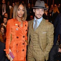 Jourdan Dunn y David Gandy en el desfile de Burberry otoño/invierno 2015 de la Semana de la Moda Masculina de Londres