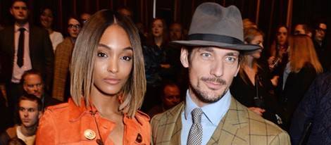 Jourdan Dunn y David Gandy en el desfile de Burberry otoño/invierno 2015 de la Semana de la Moda Masculina de Londres