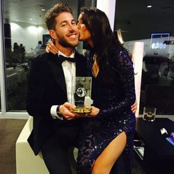 Pilar Rubio besando a Sergio Ramos tras la ceremonia de entrega del Balón de Oro 2014