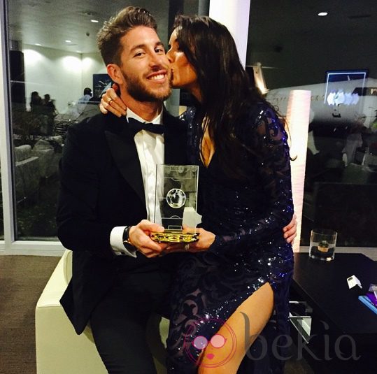 Pilar Rubio besando a Sergio Ramos tras la ceremonia de entrega del Balón de Oro 2014