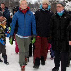 Haakon y Mette-Marit de Noruega en un acto oficial en la nieve