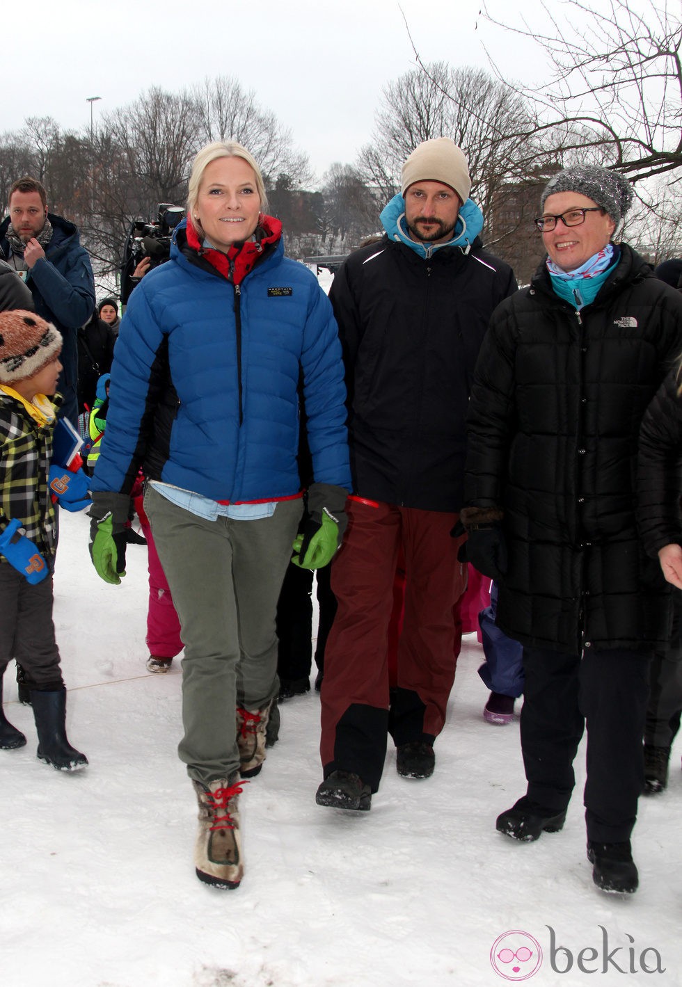 Haakon y Mette-Marit de Noruega en un acto oficial en la nieve