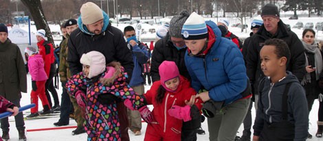 Haakon y Mette-Marit de Noruega ayudan a unos niños a esquiar