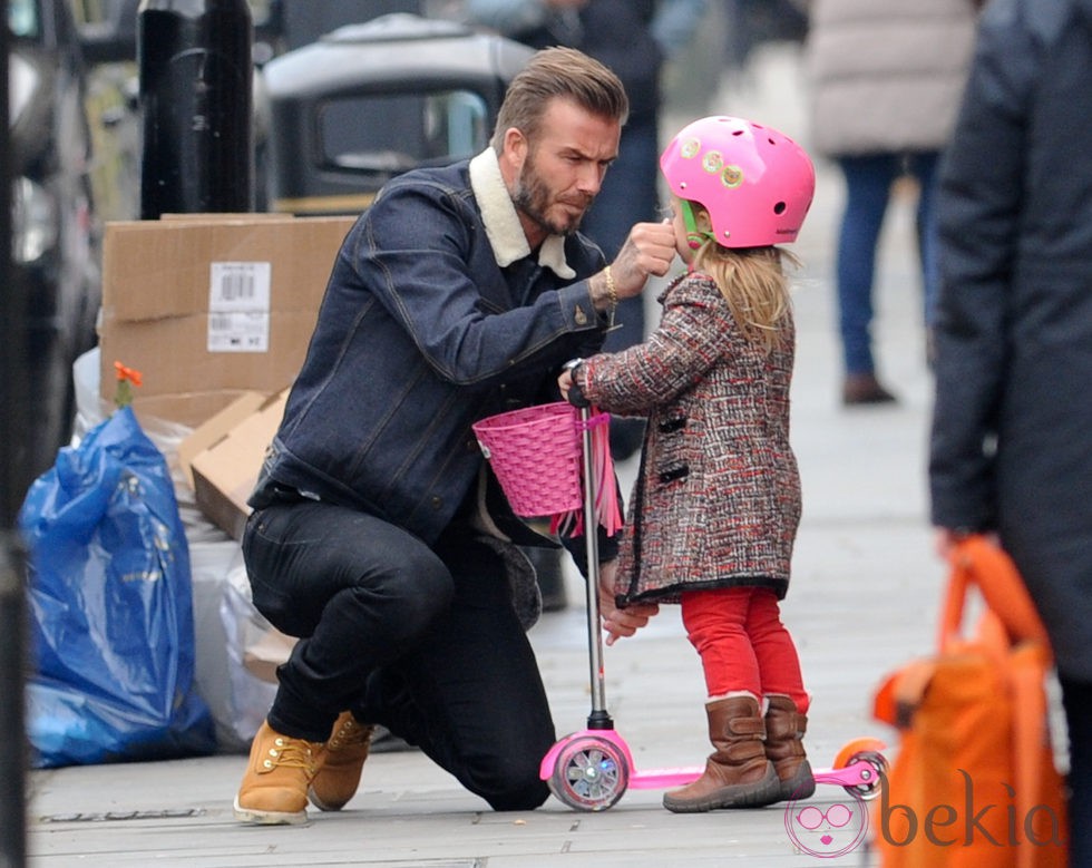 David Beckham pasea en Londres con su hija Harper Seven 