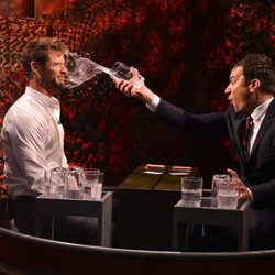 Chris Hemsworth y Jimmy Fallon juegan a la 'Water War' del programa 'The Tonight Show'