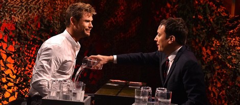 Jimmy Fallon tira un vaso de agua a Chris Hemsworth en el programa 'The Tonight Show'