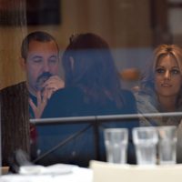 Edurne comiendo con unos amigos tras ser presentada como representante de España para Eurovisión 2015