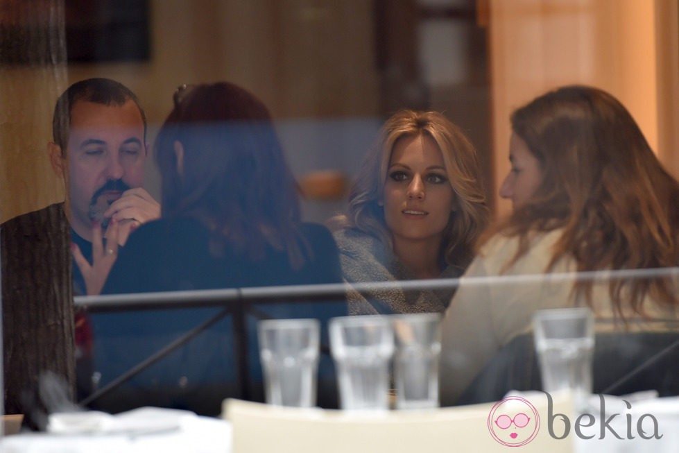 Edurne comiendo con unos amigos tras ser presentada como representante de España para Eurovisión 2015