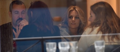 Edurne comiendo con unos amigos tras ser presentada como representante de España para Eurovisión 2015