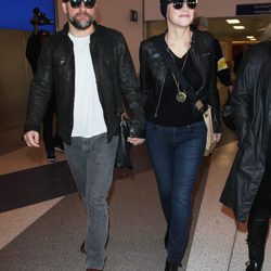 Sharon Stone y David Deluise a su llegada al aeropuerto de Los Ángeles