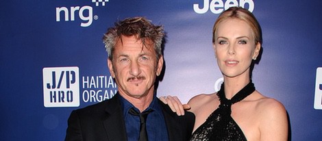 Sean Penn y Charlize Theron en la gala benéfica 'Help Haiti Home'