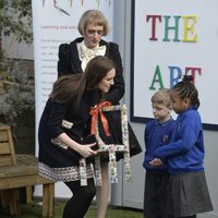 Kate Middleton recibe el regalo de unos niños en su visita a la escuela Barlby de Londres