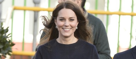 Kate Middleton luce embarazo en su visita a la escuela Barlby de Londres