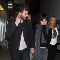 Jamie Dornan con su mujer Amelia Warner en el aeropuerto de Los Angeles