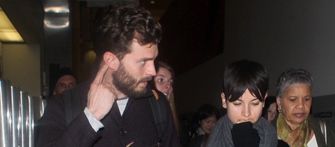 Jamie Dornan con su mujer Amelia Warner en el aeropuerto de Los Angeles