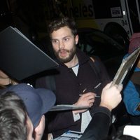 Jamie Dornan agobiado por sus fans en el aeropuerto de Los Angeles