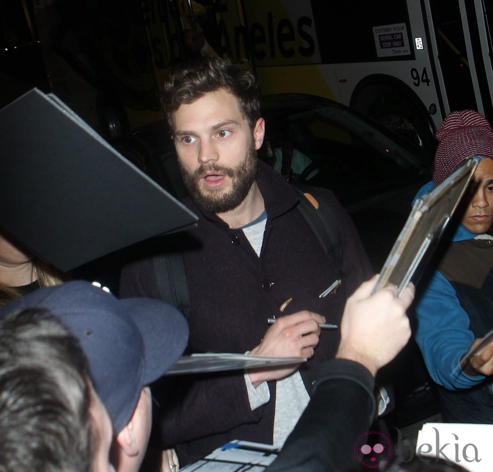 Jamie Dornan agobiado por sus fans en el aeropuerto de Los Angeles