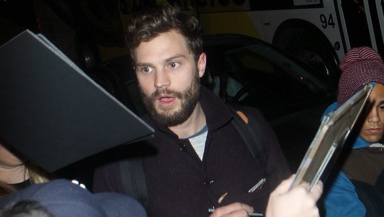 Jamie Dornan agobiado por sus fans en el aeropuerto de Los Angeles