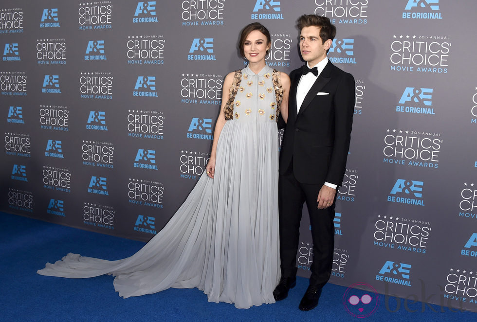 Keira Knightley y James Righton en los Critics' Choice Awards 2015