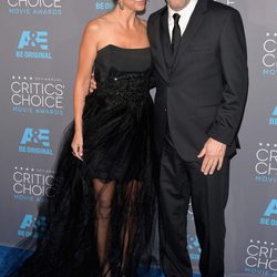 Kevin Costner y Christine Baumgartner en los Critics' Choice Awards 2015