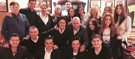 Sara Carbonero, Paula Echevarría, Iker Casillas, David Bustamante y Poty celebran con unos amigos una cena posnavideña