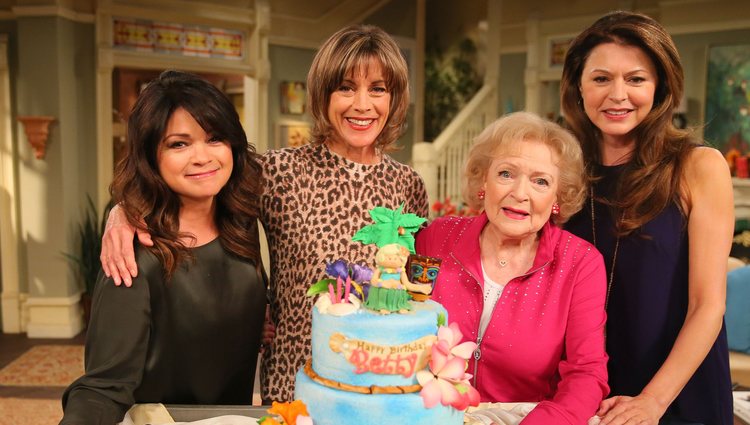 Betty White con Valerie Bertinelli, Wendie Malick con Jane Leeves