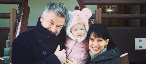 Alec Baldwin e Hilaria Thomas con su hija Carmen Gabriela en la nieve