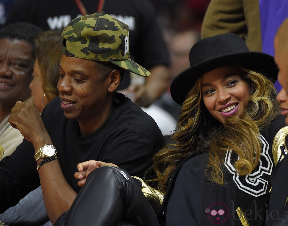 Beyoncé y Jay-Z en un partido de baloncesto en el Staples Center de Los Ángeles