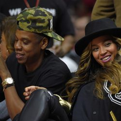 Beyoncé y Jay-Z en un partido de baloncesto en el Staples Center de Los Ángeles