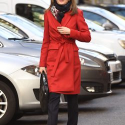 La Reina Letizia, de rojo en su reunión de trabajo de la AECC