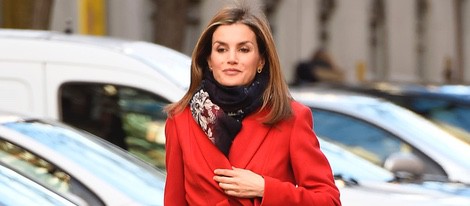 La Reina Letizia, de rojo en su reunión de trabajo de la AECC