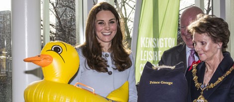 Kate Middleton recibe un flotador con forma de pato como regalo para el Príncipe Jorge