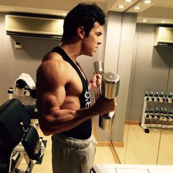 Mario Casas presume de músculos en el gimnasio