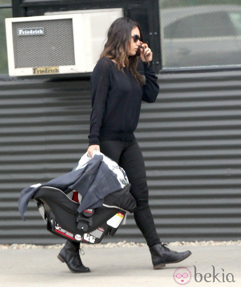 Mila Kunis con su hija Wyatt Isabelle por Beverly Hills