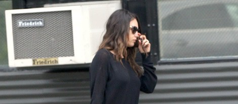 Mila Kunis con su hija Wyatt Isabelle por Beverly Hills