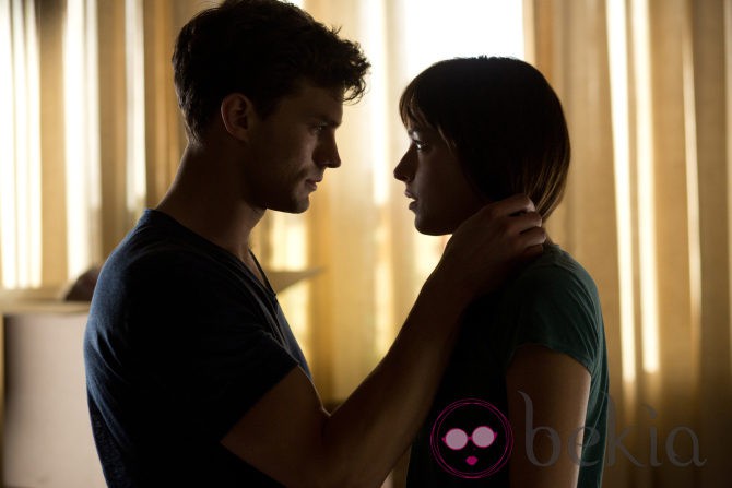 Jamie Dornan y Dakota Johnson viven su amor en 'Cincuenta sombras de Grey'