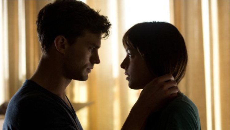 Jamie Dornan y Dakota Johnson viven su amor en 'Cincuenta sombras de Grey'