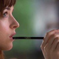 Dakota Johnson y su particular manera de morder lápices 'Cincuenta sombras de Grey' 