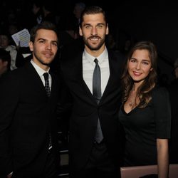 Marc Clotet y Natalia Sánchez con Fernando Llorente en la Semana de la Moda Masculina de Milán 2015